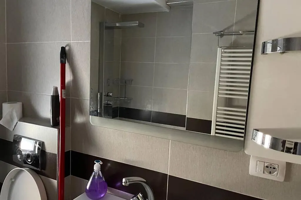 Hidden Gem Blloku Apartment Tirana 0*,